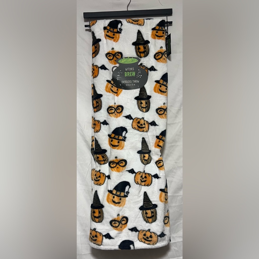 NWT Witches Brew Halloween Pumpkin Oversized Fleece Throw Blanket Plush Winter